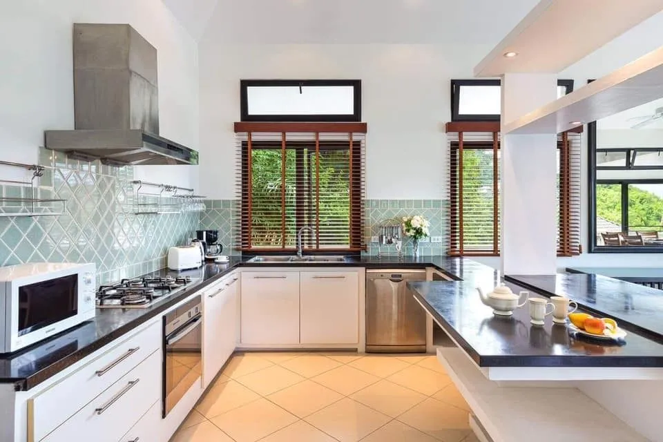 Beachfront 4 bedrooms with private pool villa for rent — Thumbnail 4