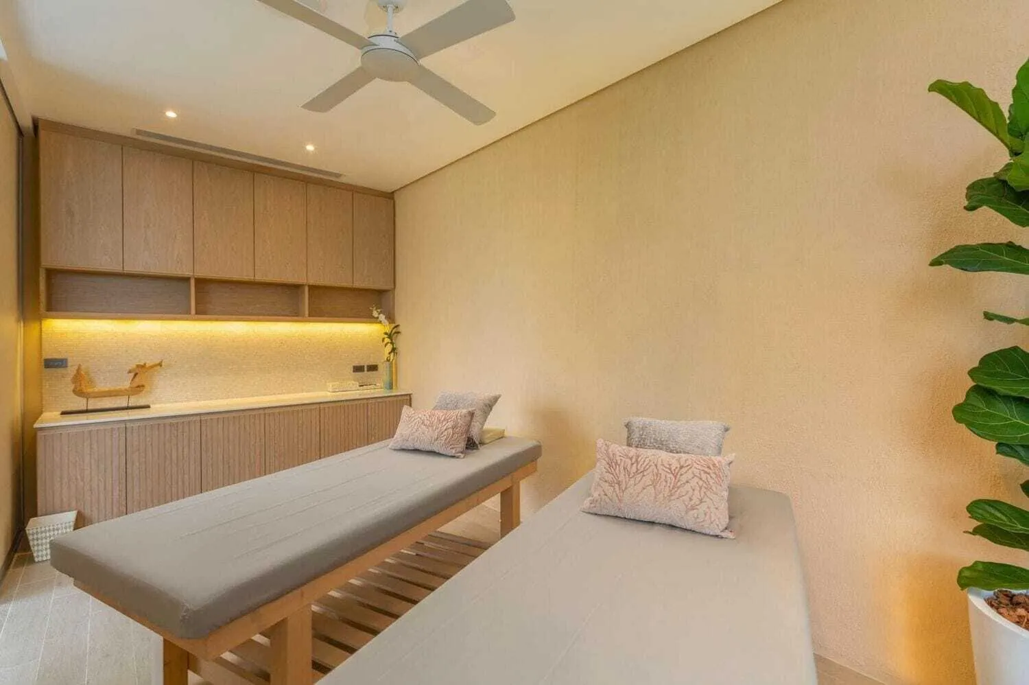 Seaview 6 bedrooms with private pool for rent in Cape yamu — Thumbnail 2