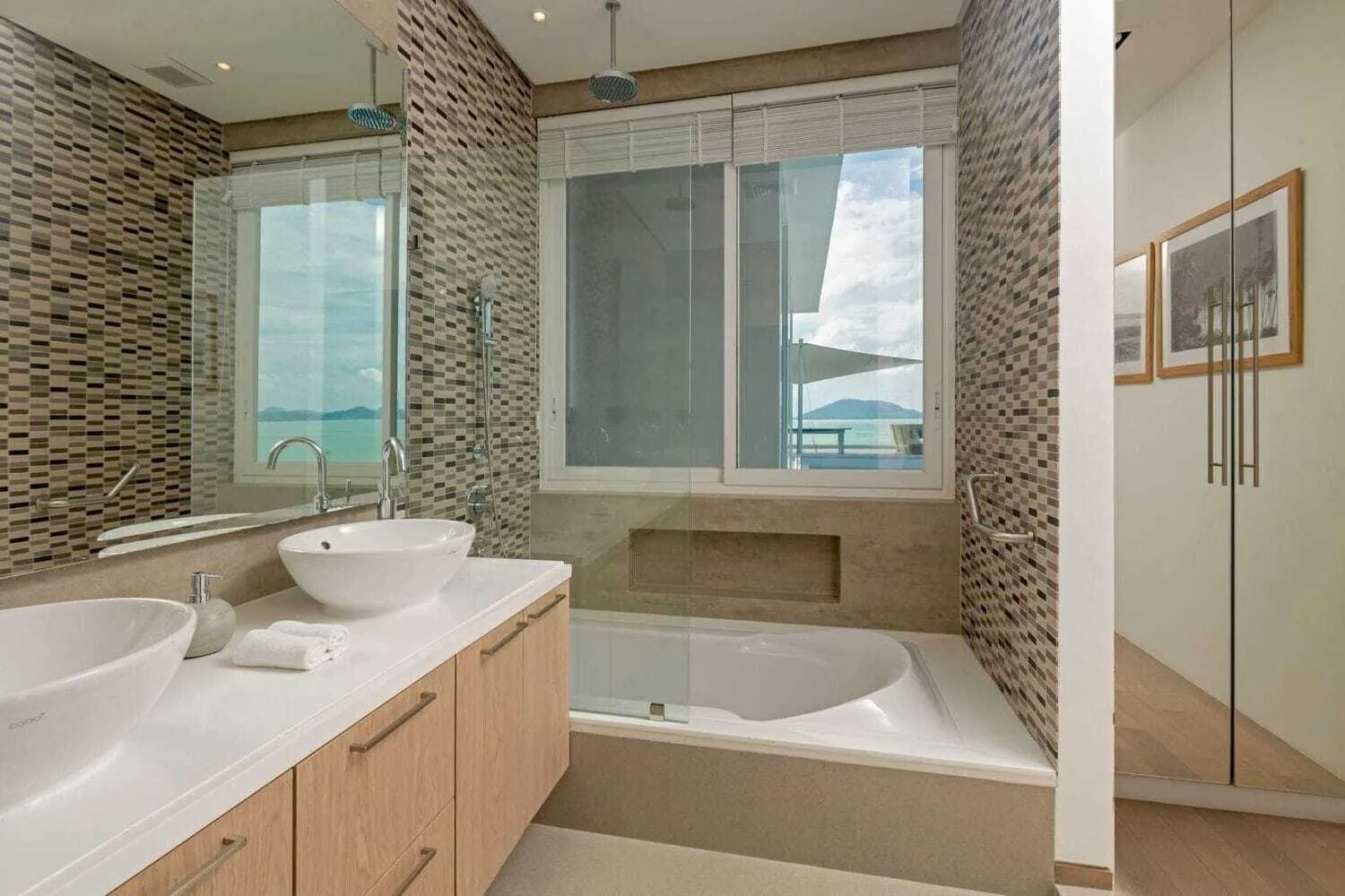 Seaview 6 bedrooms with private pool for rent in Cape yamu — Thumbnail 17