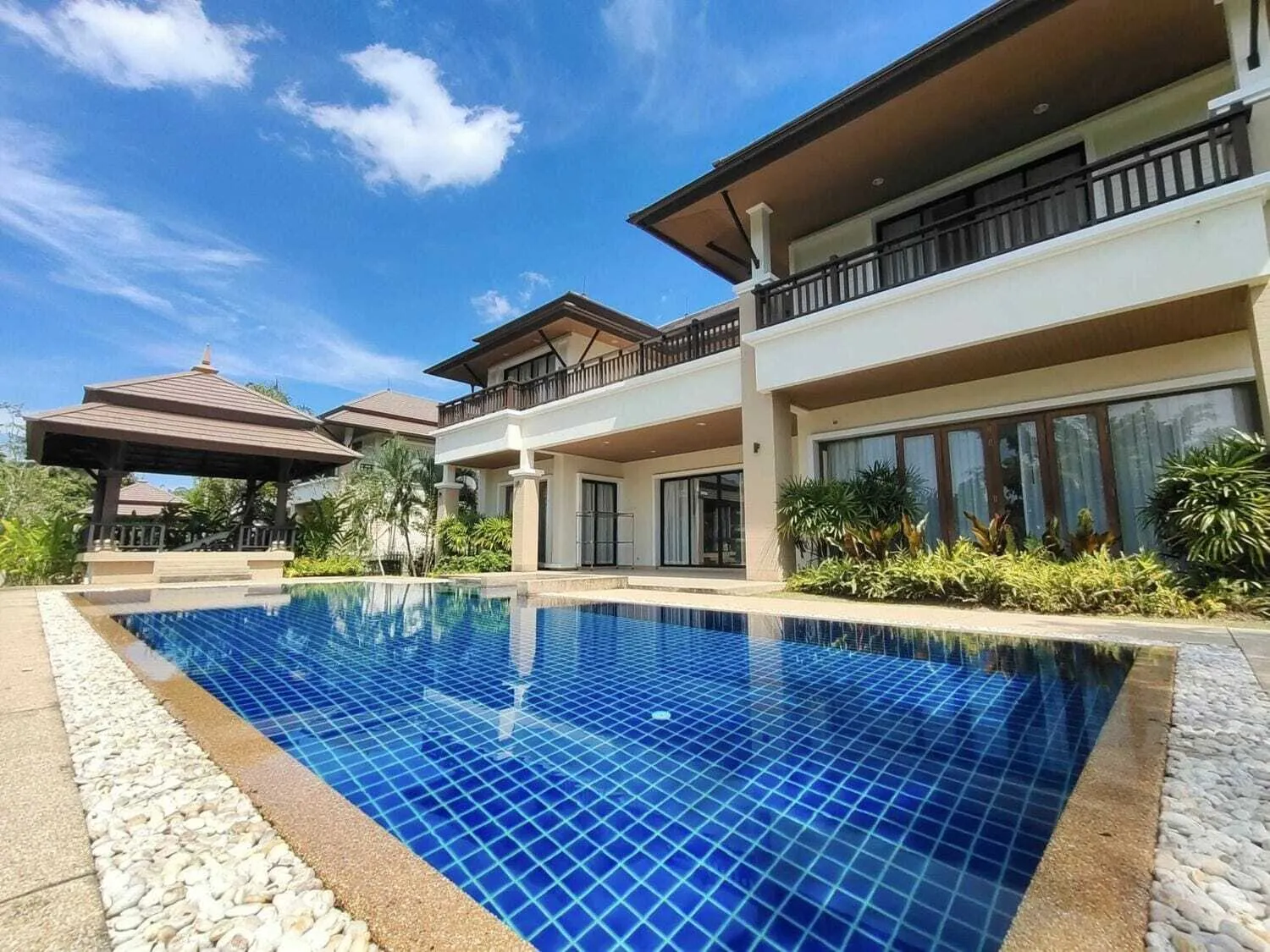 Laguna 4 bedrooms with private pool for rent — Thumbnail 2