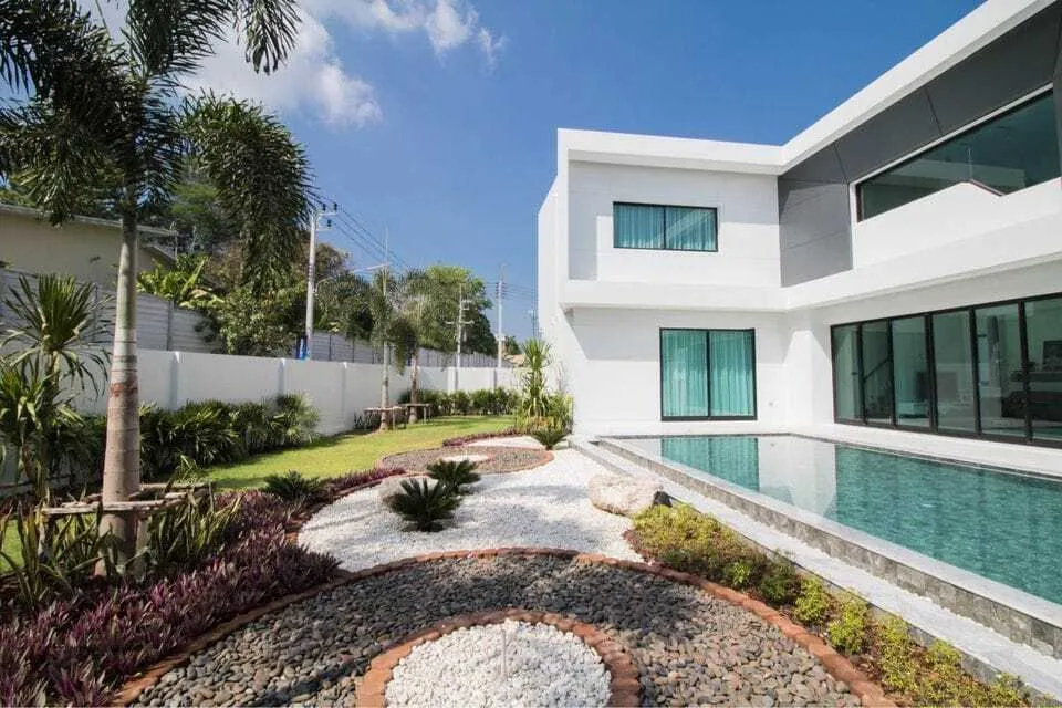 Beautiful 4 bedroom with private pool for rent — Thumbnail 7