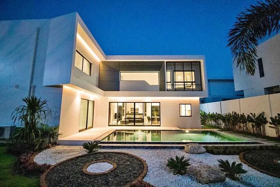 Beautiful 4 bedroom with private pool for rent — Thumbnail 8