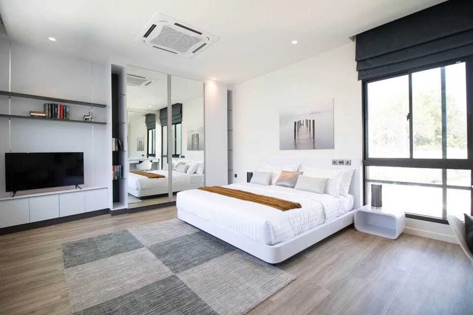 Beautiful 4 bedroom with private pool for rent — Thumbnail 13