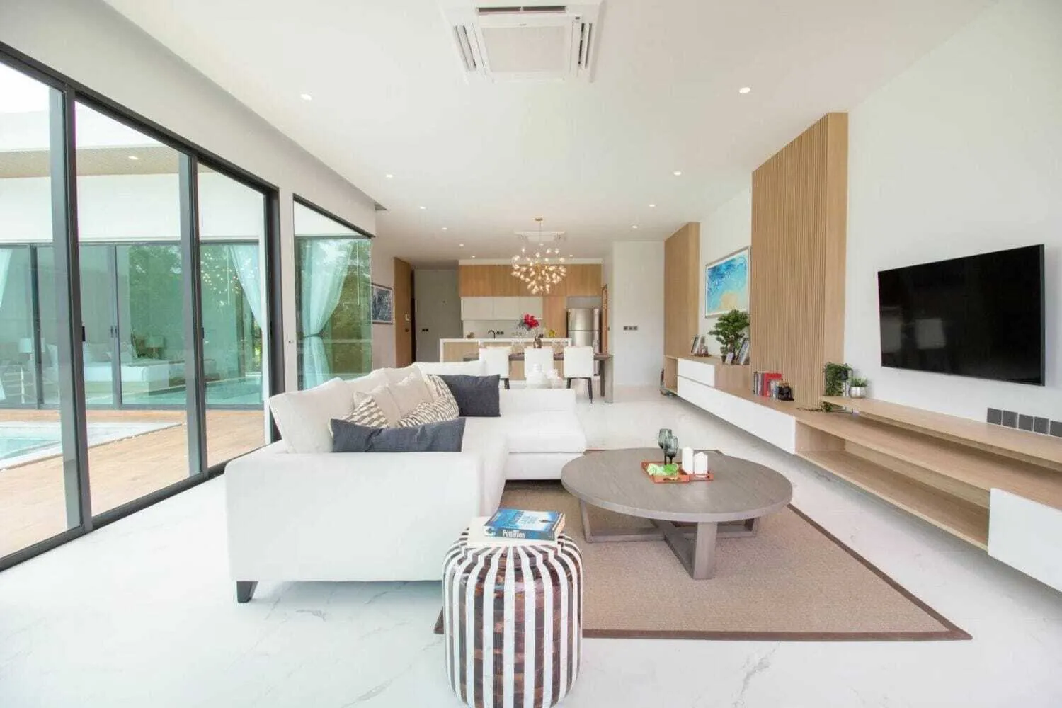 Luxury 3 bedroom villa for rent in Phuket — Thumbnail 4