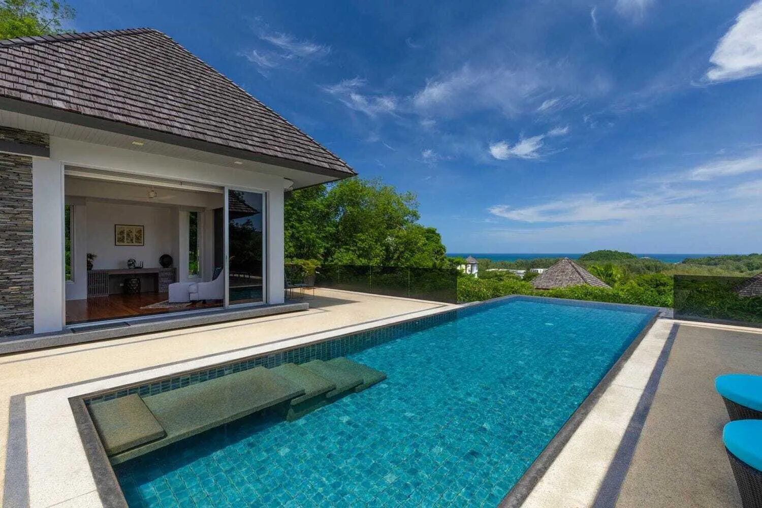 Sea View villa with 5  bedrooms for sale in Layan Beach — Thumbnail 3