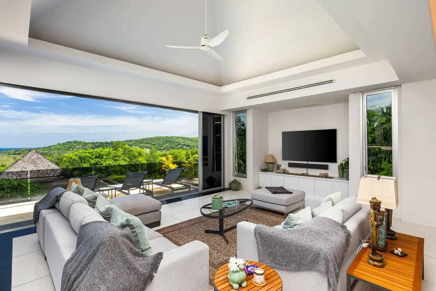 Sea View villa with 5  bedrooms for sale in Layan Beach — Thumbnail 10