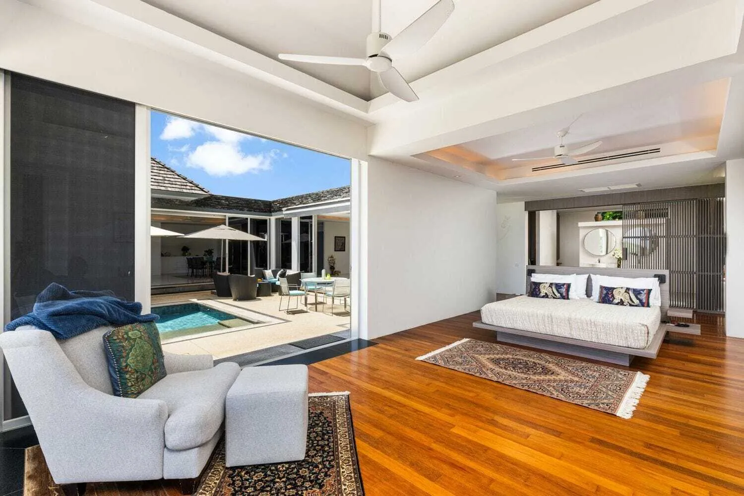 Sea View villa with 5  bedrooms for sale in Layan Beach — Thumbnail 13