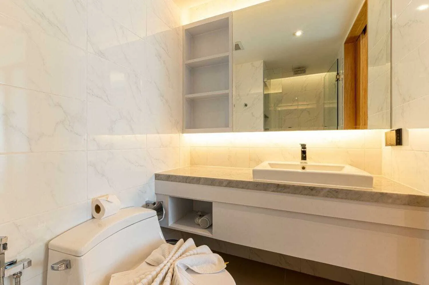 Condominium one bedrooms for resale in Surin beach Phuket — Thumbnail 4