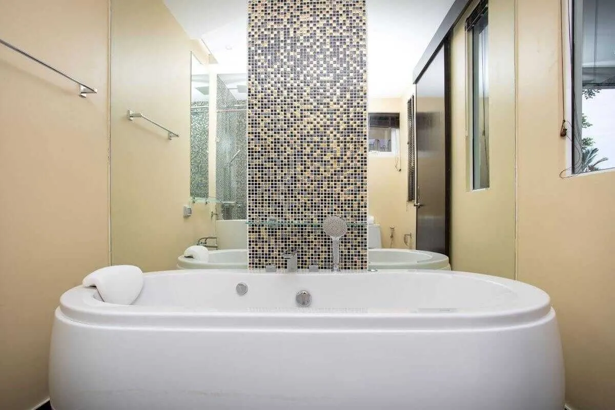 Sea View Villa with 4 bedrooms for rent in Chalong, Phuket — Thumbnail 23