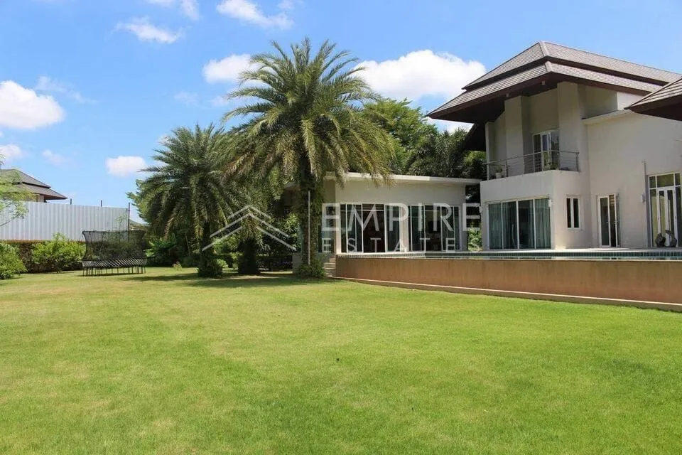 Large garden 4 bedroom villa with private pool for rent in Kathu