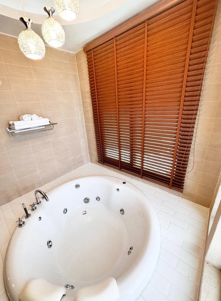 Stunning 4 Bedrooms Pool Villa For Rent , Cape Panwa, Phuket — Thumbnail 8