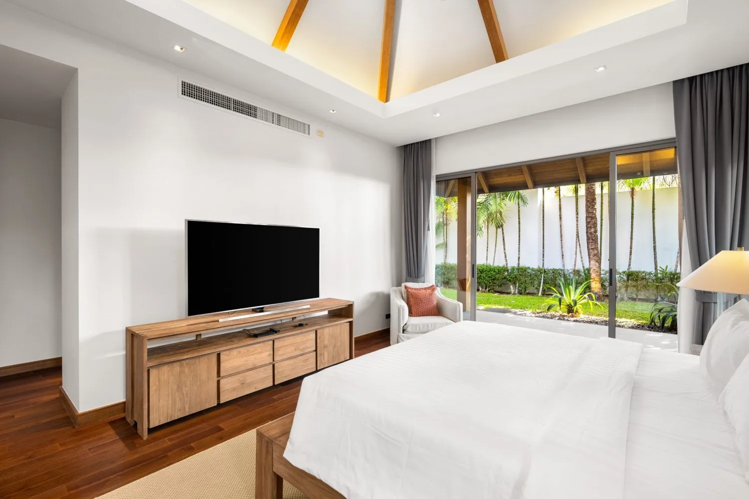 4 Bedrooms Villa 1537 sqm. With Private Pool For Sale In Choeng Thale Phuket — Thumbnail 10