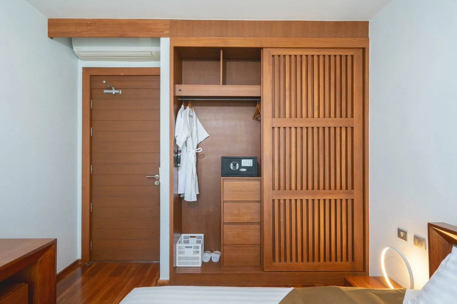 Seaview 5 bedrooms villa with private pool for rent in Rawai — Thumbnail 13