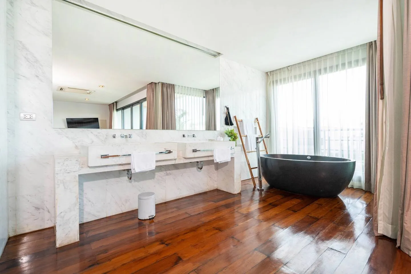 Seaview 5 bedrooms villa with private pool for rent in Rawai — Thumbnail 16
