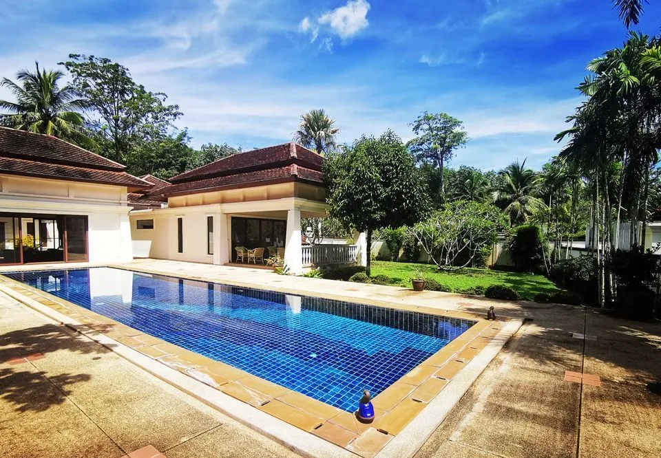 Large garden 5 bedrooms villa for rent in Thalang