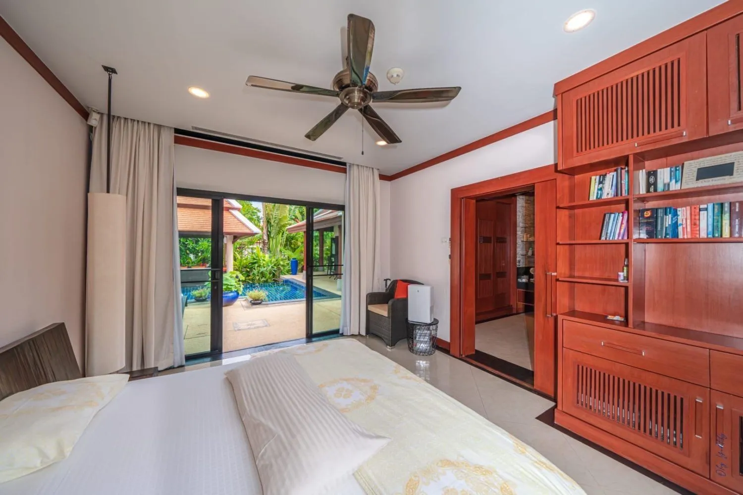 Baan Bua 4 Bedrooms Luxury Villa With Private Pool For Sale In Nai Harn-Rawai Phuket — Thumbnail 11