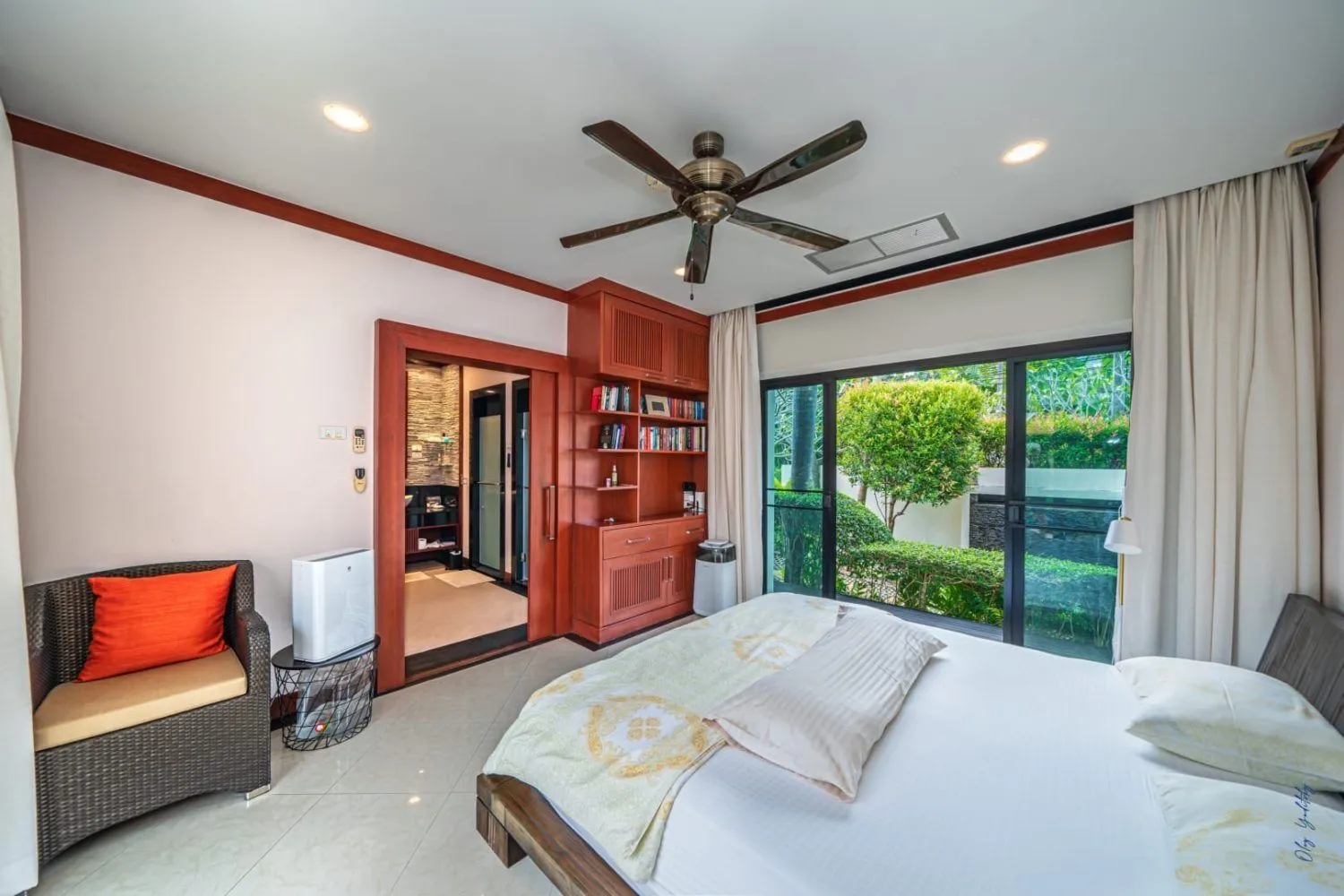 Baan Bua 4 Bedrooms Luxury Villa With Private Pool For Sale In Nai Harn-Rawai Phuket — Thumbnail 13