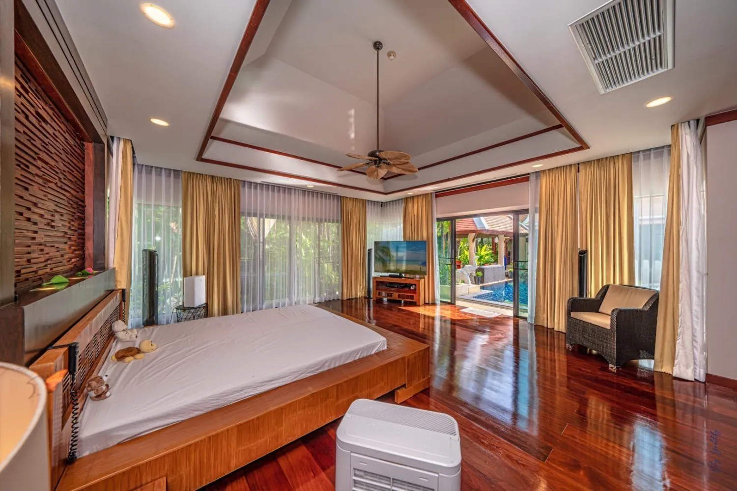 Baan Bua 4 Bedrooms Luxury Villa With Private Pool For Sale In Nai Harn-Rawai Phuket — Thumbnail 18