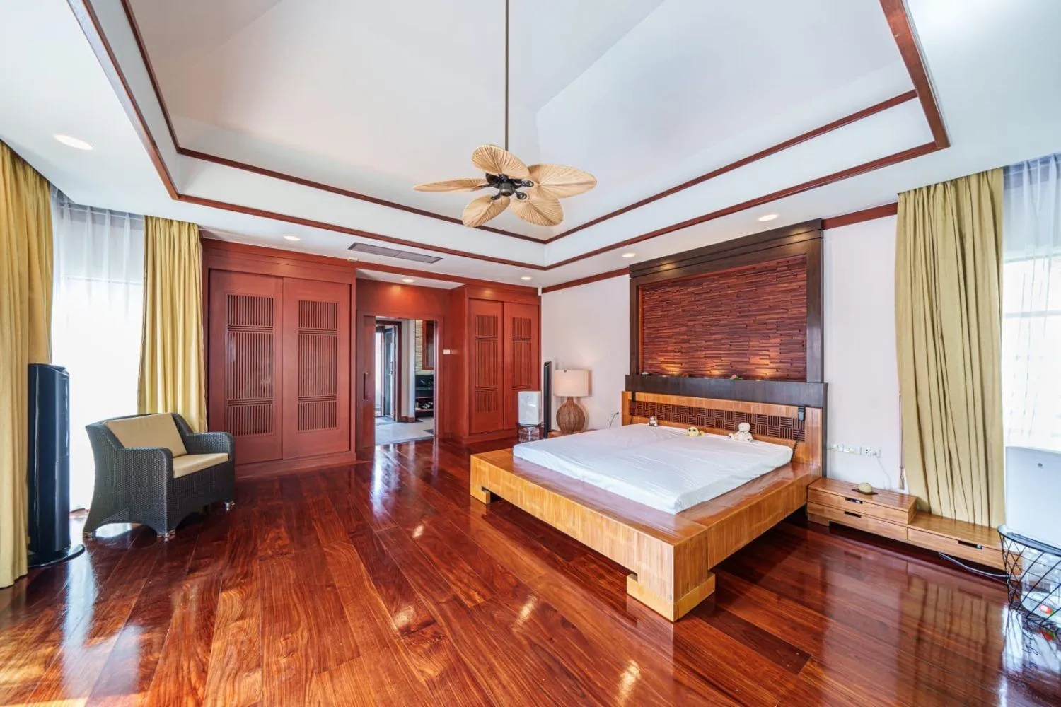 Baan Bua 4 Bedrooms Luxury Villa With Private Pool For Sale In Nai Harn-Rawai Phuket — Thumbnail 20