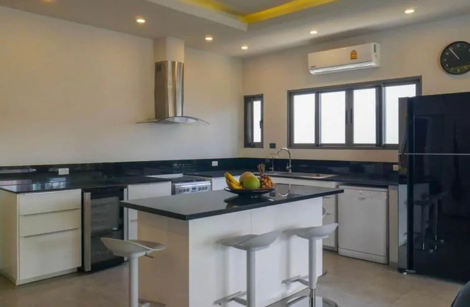Beautiful 3 bedrooms with private pool for sale close to Layan Beach — Thumbnail 12