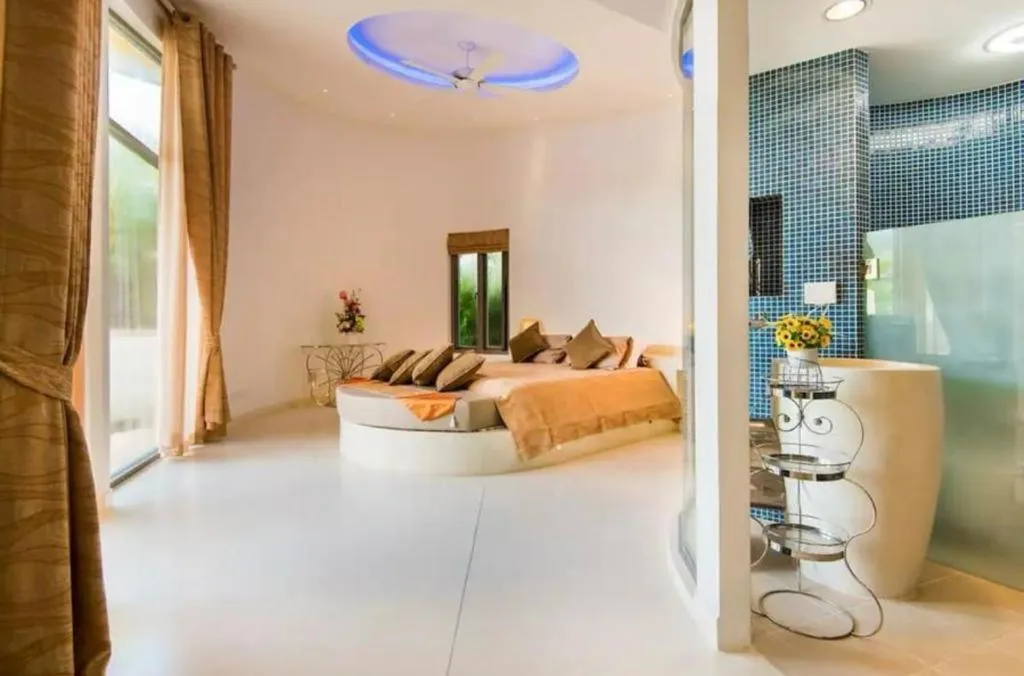 4-Bedroom Villa with Mountain Views in Ban Tha Maphrao, Phuket — Thumbnail 3