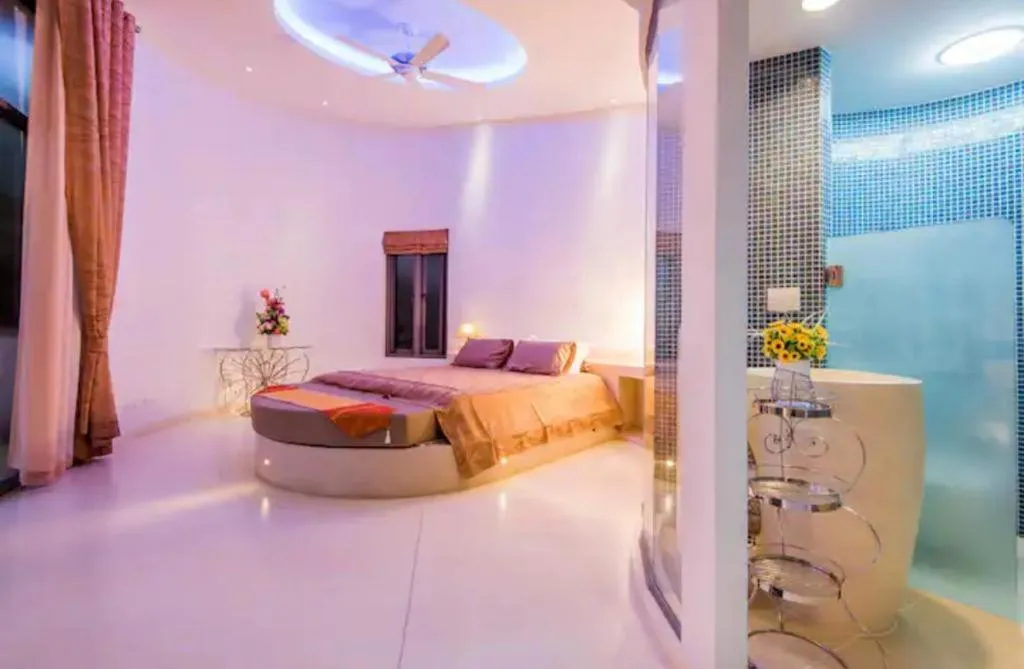 4-Bedroom Villa with Mountain Views in Ban Tha Maphrao, Phuket — Thumbnail 4