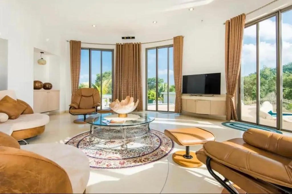 4-Bedroom Villa with Mountain Views in Ban Tha Maphrao, Phuket — Thumbnail 6