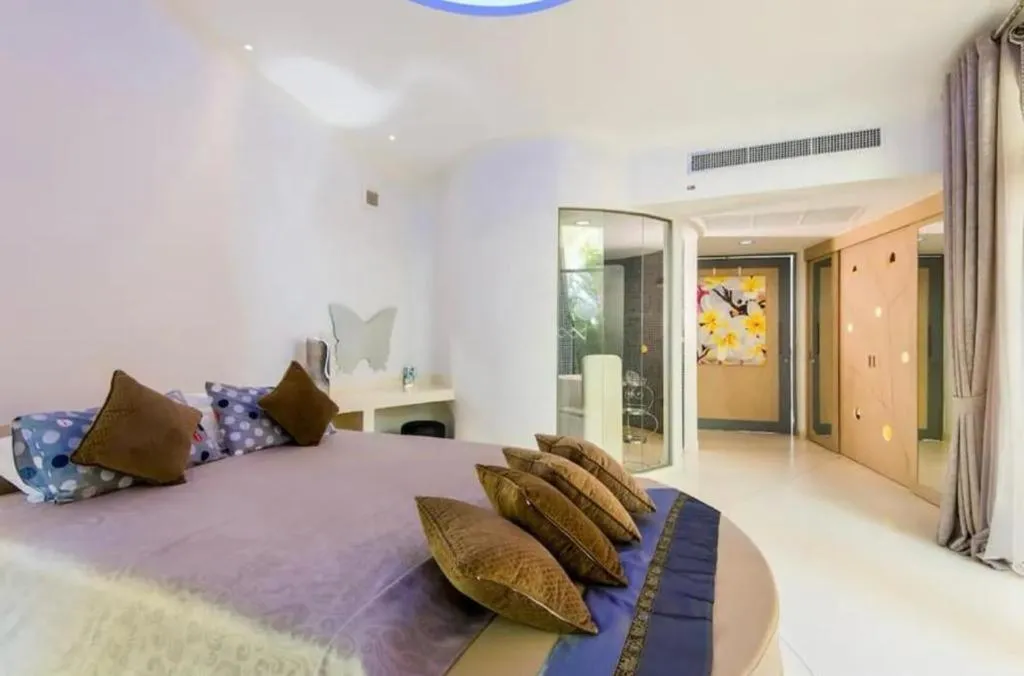 4-Bedroom Villa with Mountain Views in Ban Tha Maphrao, Phuket — Thumbnail 7