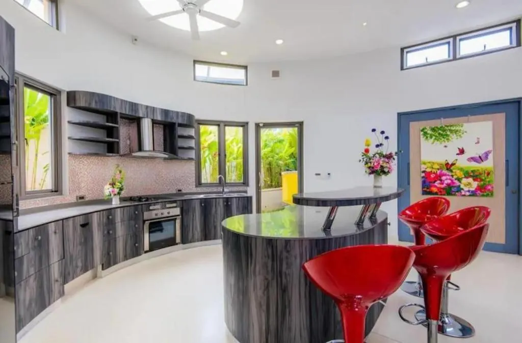 4-Bedroom Villa with Mountain Views in Ban Tha Maphrao, Phuket — Thumbnail 13
