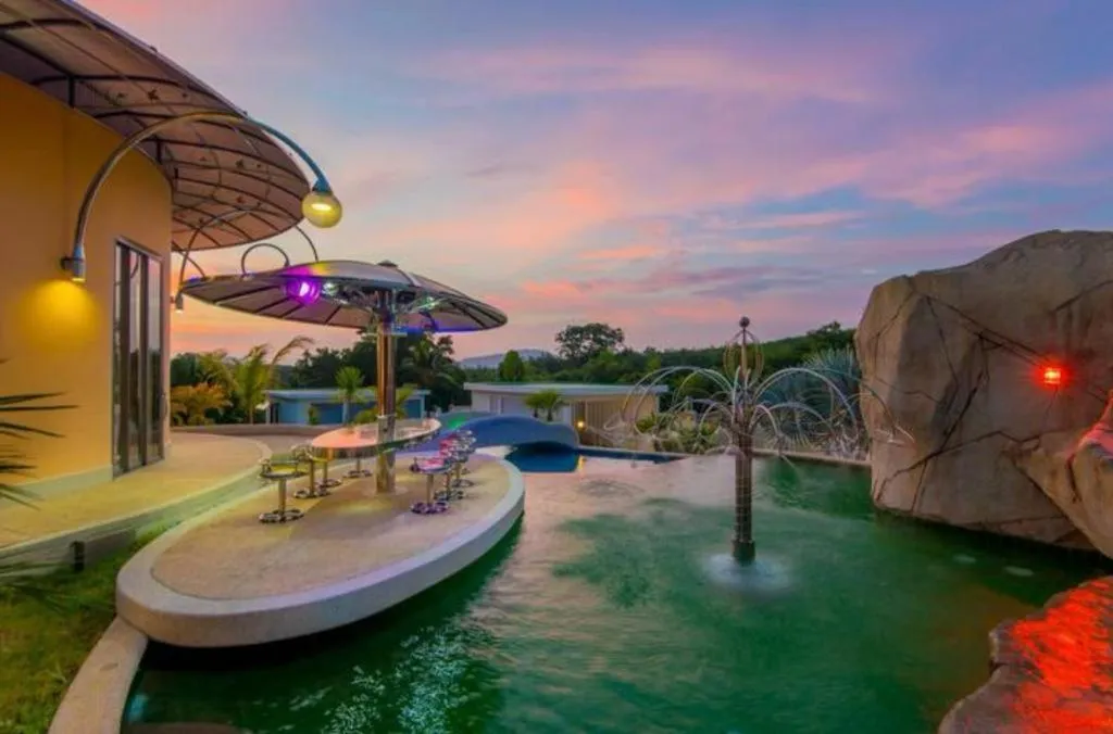 4-Bedroom Villa with Mountain Views in Ban Tha Maphrao, Phuket — Thumbnail 14