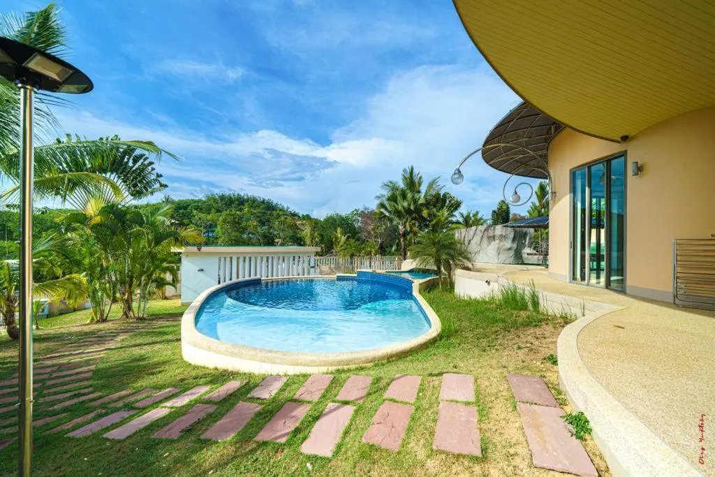 4-Bedroom Villa with Mountain Views in Ban Tha Maphrao, Phuket — Thumbnail 15