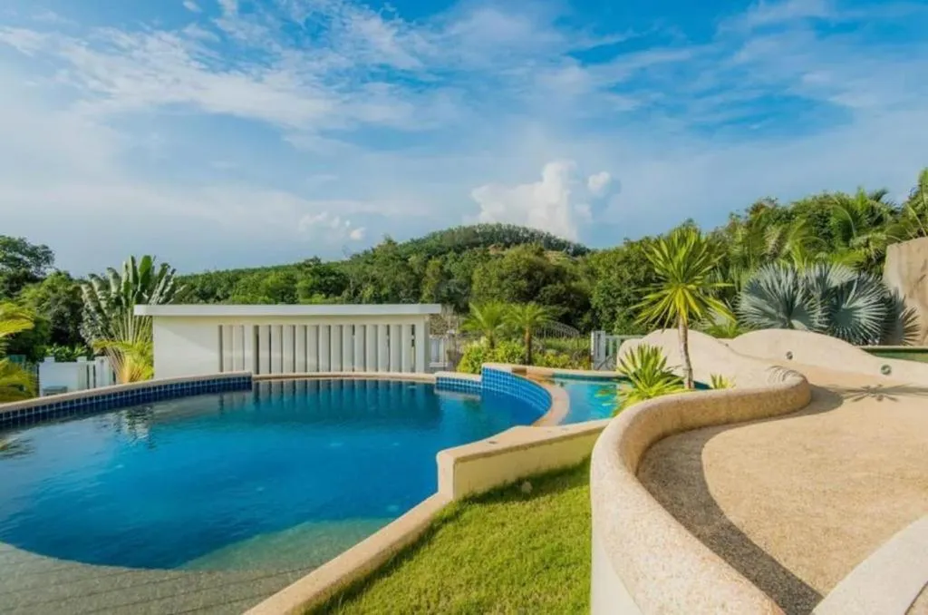 4-Bedroom Villa with Mountain Views in Ban Tha Maphrao, Phuket — Thumbnail 16