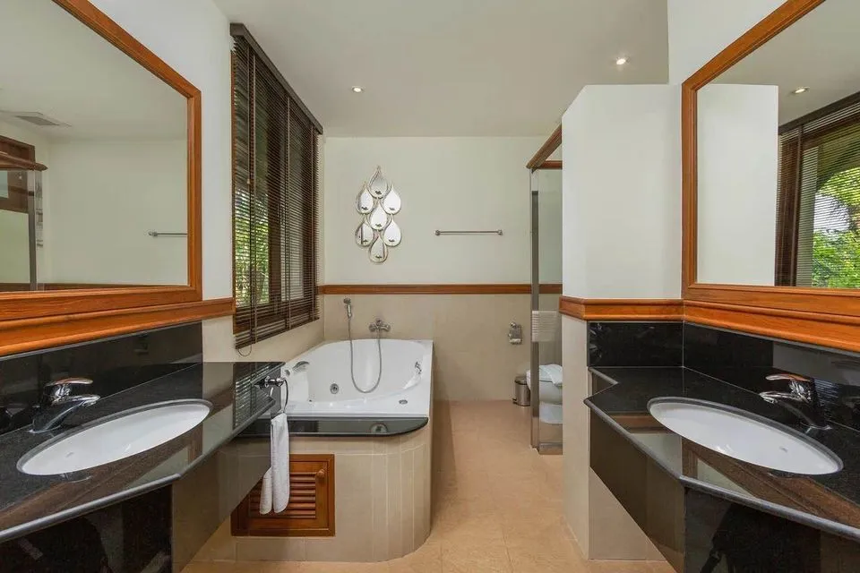 Luxurious 4-bedroom pool 200 villa for rent with a stunning lake view in the Bang Tao area — Thumbnail 2