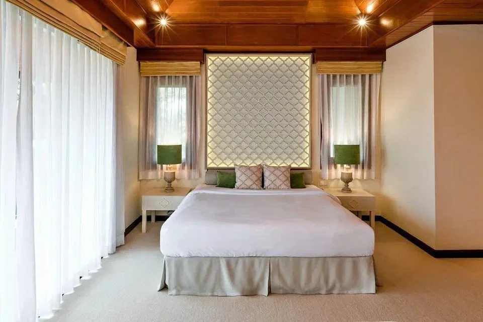 Luxurious 4-bedroom pool 200 villa for rent with a stunning lake view in the Bang Tao area — Thumbnail 4
