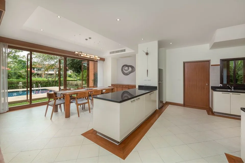 Luxurious 4-bedroom pool 200 villa for rent with a stunning lake view in the Bang Tao area — Thumbnail 6