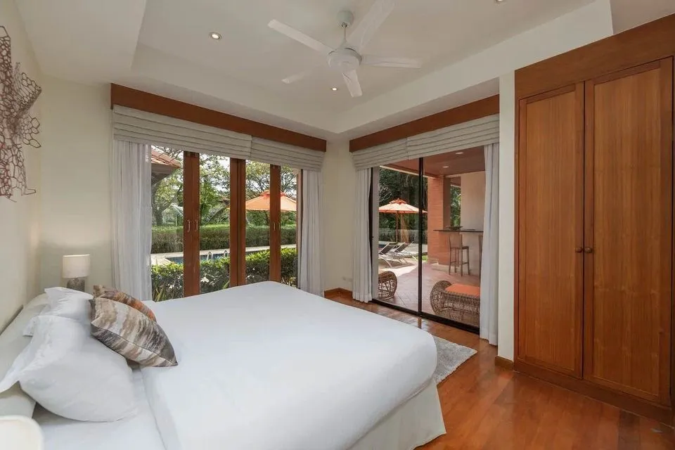 Luxurious 4-bedroom pool 200 villa for rent with a stunning lake view in the Bang Tao area — Thumbnail 7