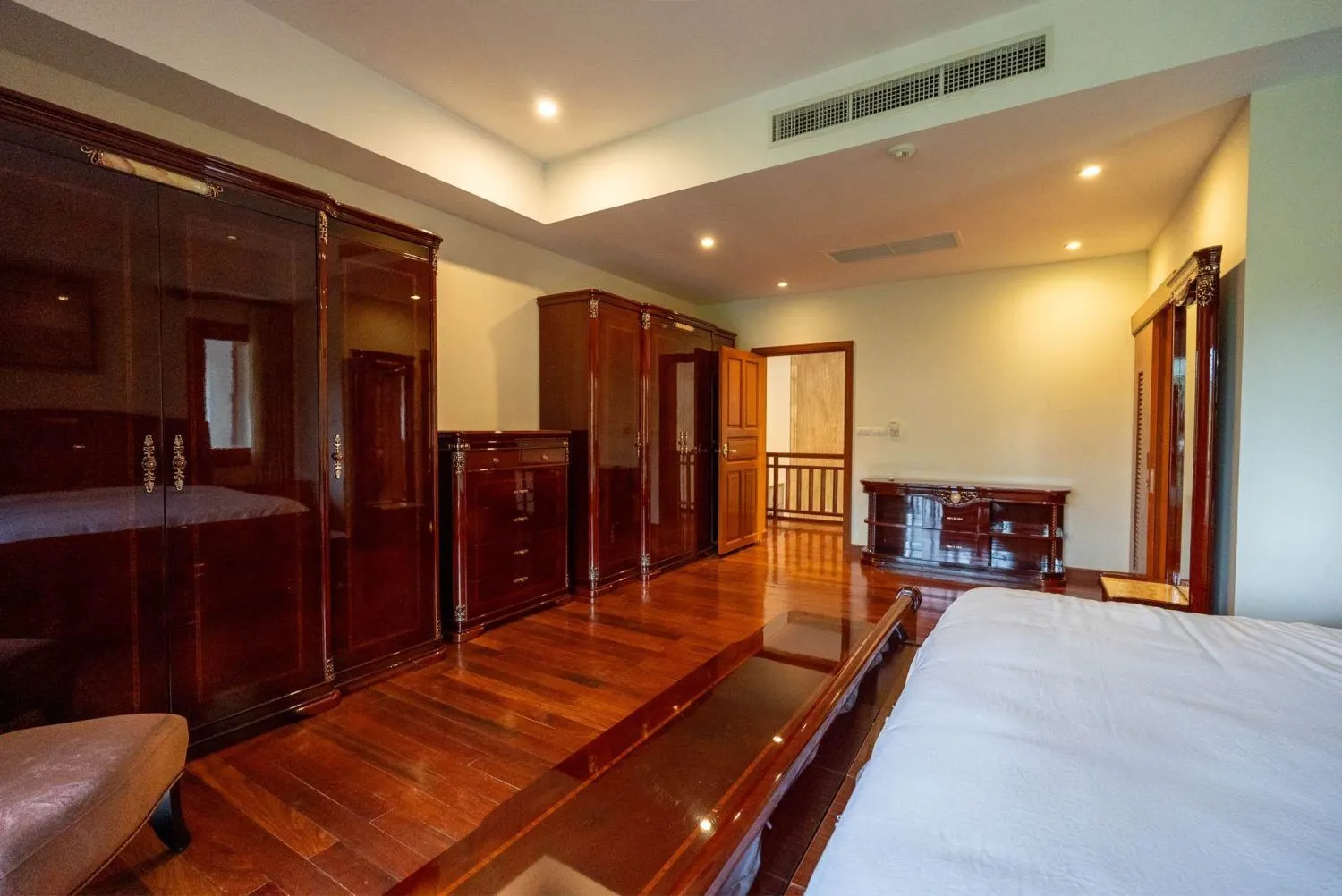 Luxurious 4-Bedroom Thai-Style Villa in Laguna, Phuket – Minutes from the Beach — Thumbnail 5