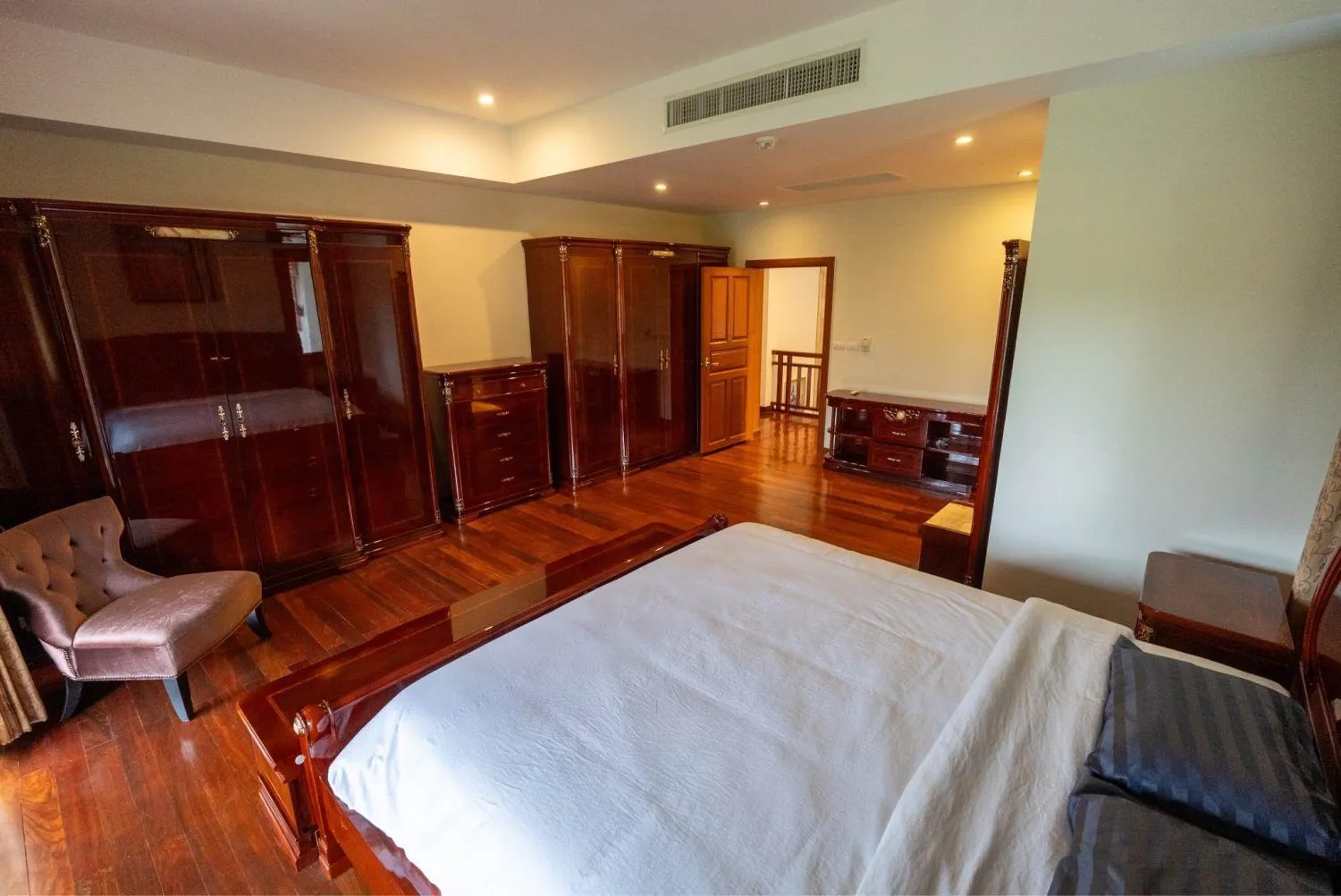Luxurious 4-Bedroom Thai-Style Villa in Laguna, Phuket – Minutes from the Beach — Thumbnail 22