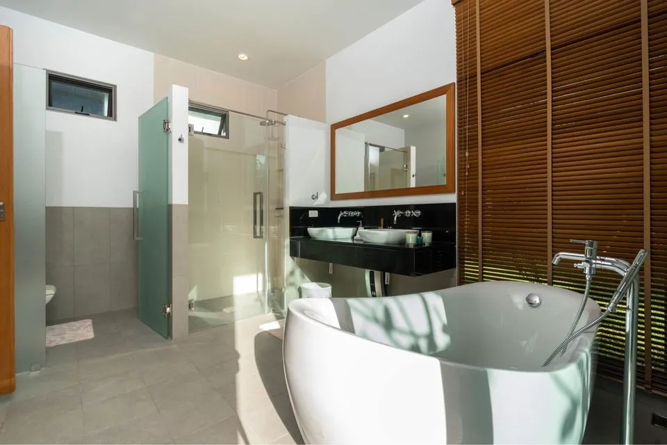 Elegant 4-Bedroom Villa in Cherngtalay, Phuket – Long-Term Lease with Full Services — Thumbnail 2