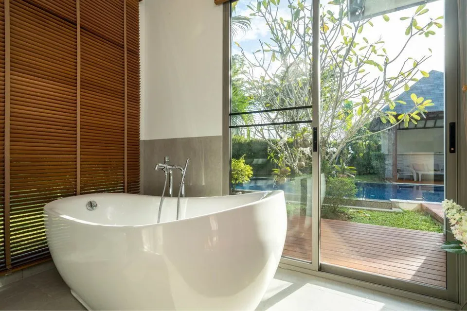 Elegant 4-Bedroom Villa in Cherngtalay, Phuket – Long-Term Lease with Full Services — Thumbnail 5