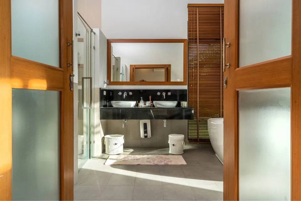 Elegant 4-Bedroom Villa in Cherngtalay, Phuket – Long-Term Lease with Full Services — Thumbnail 9