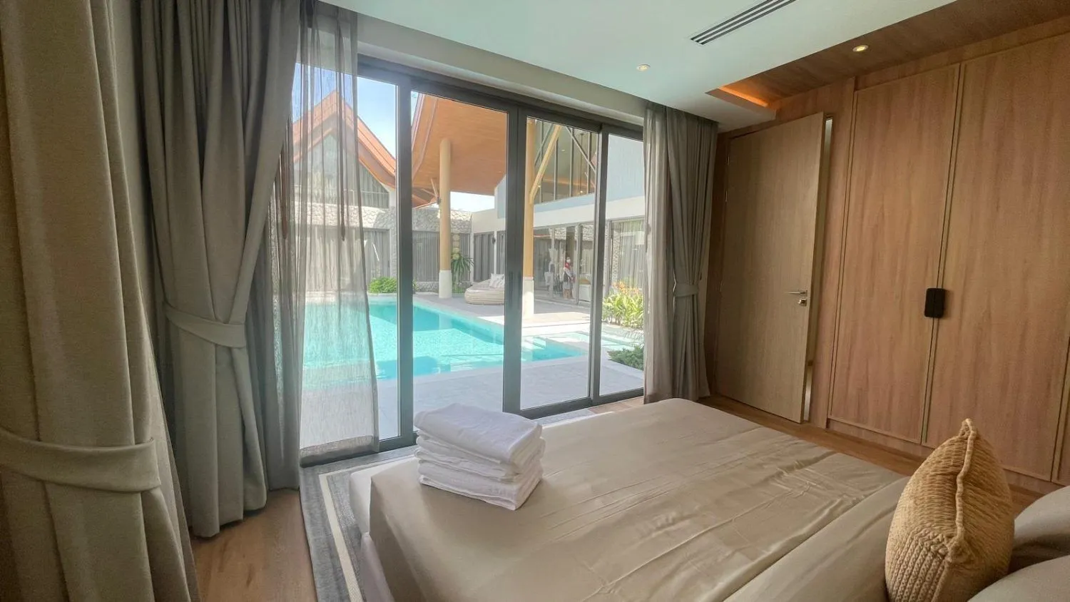 Erawana: Luxurious 4-Bedroom Pool Villa for Sale in Choeng Thale, Phuket — Thumbnail 6