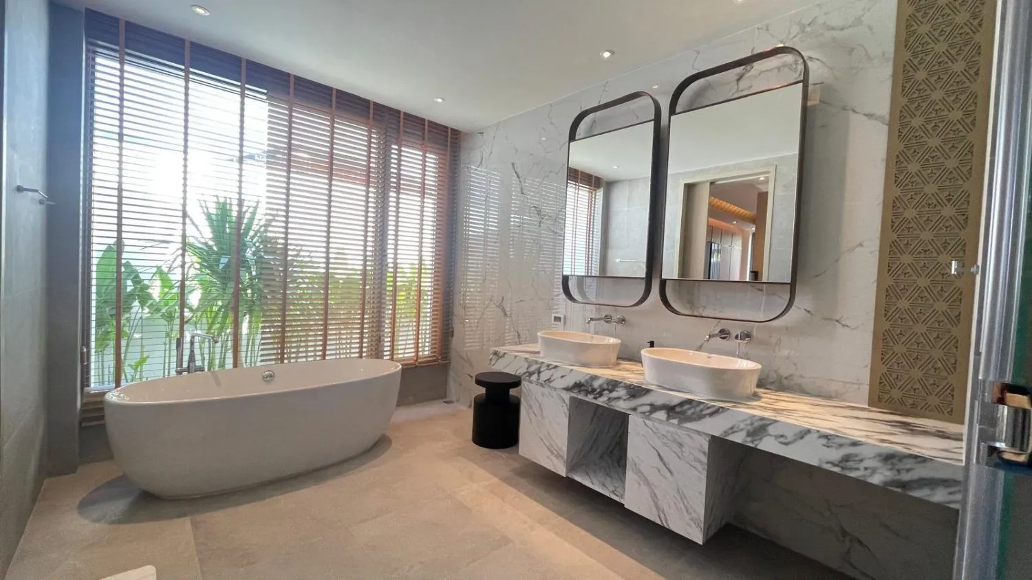 Erawana: Luxurious 4-Bedroom Pool Villa for Sale in Choeng Thale, Phuket — Thumbnail 9