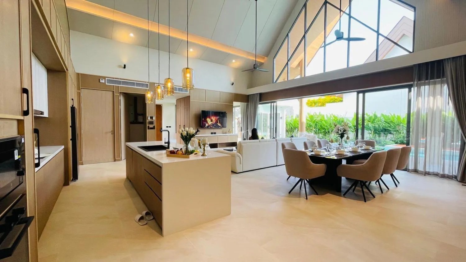 Erawana: Luxurious 4-Bedroom Pool Villa for Rent in Choeng Thale, Phuket — Thumbnail 10