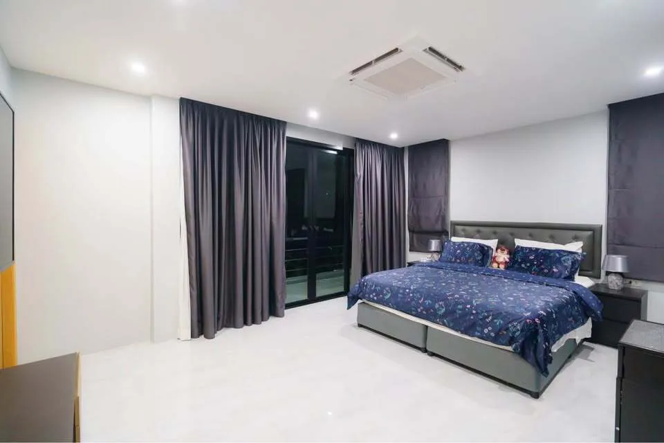 Luxurious 6-Bedroom Pool Villa for Rent in Bang Tao — Thumbnail 4