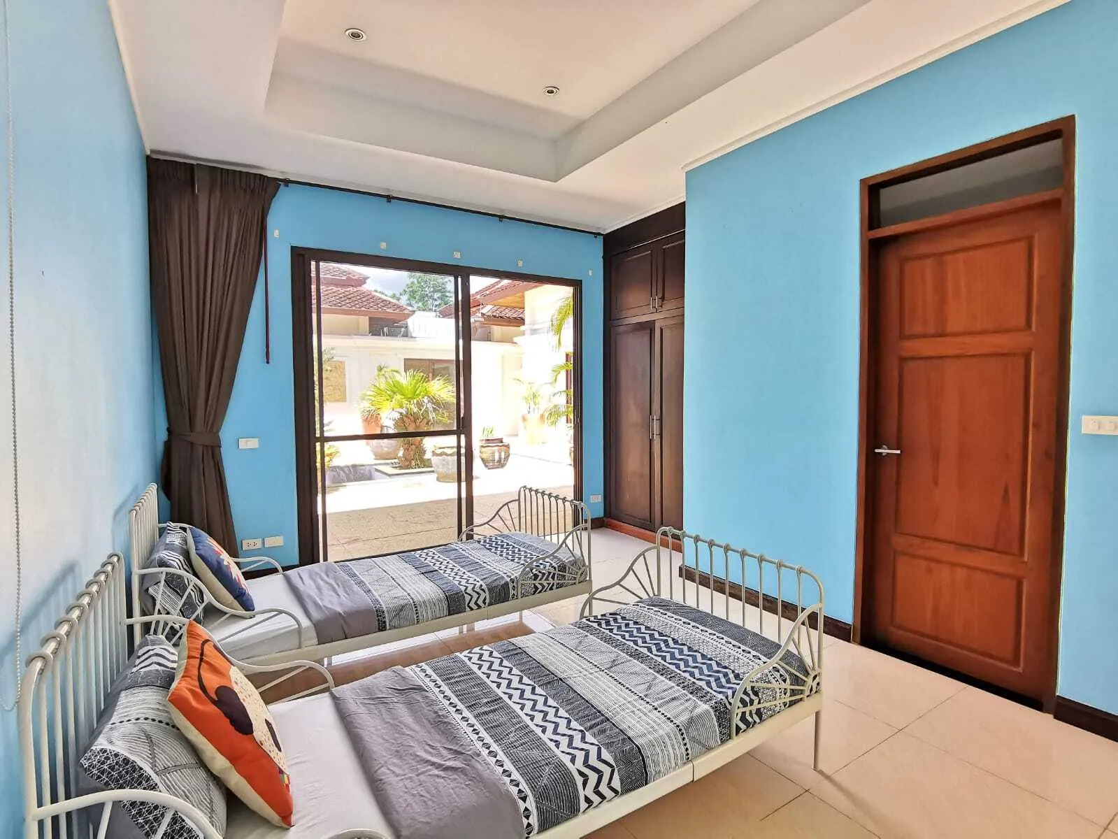 Spacious 7-Bedroom Villa with Private Pool and Large Garden in Thalang — Thumbnail 7