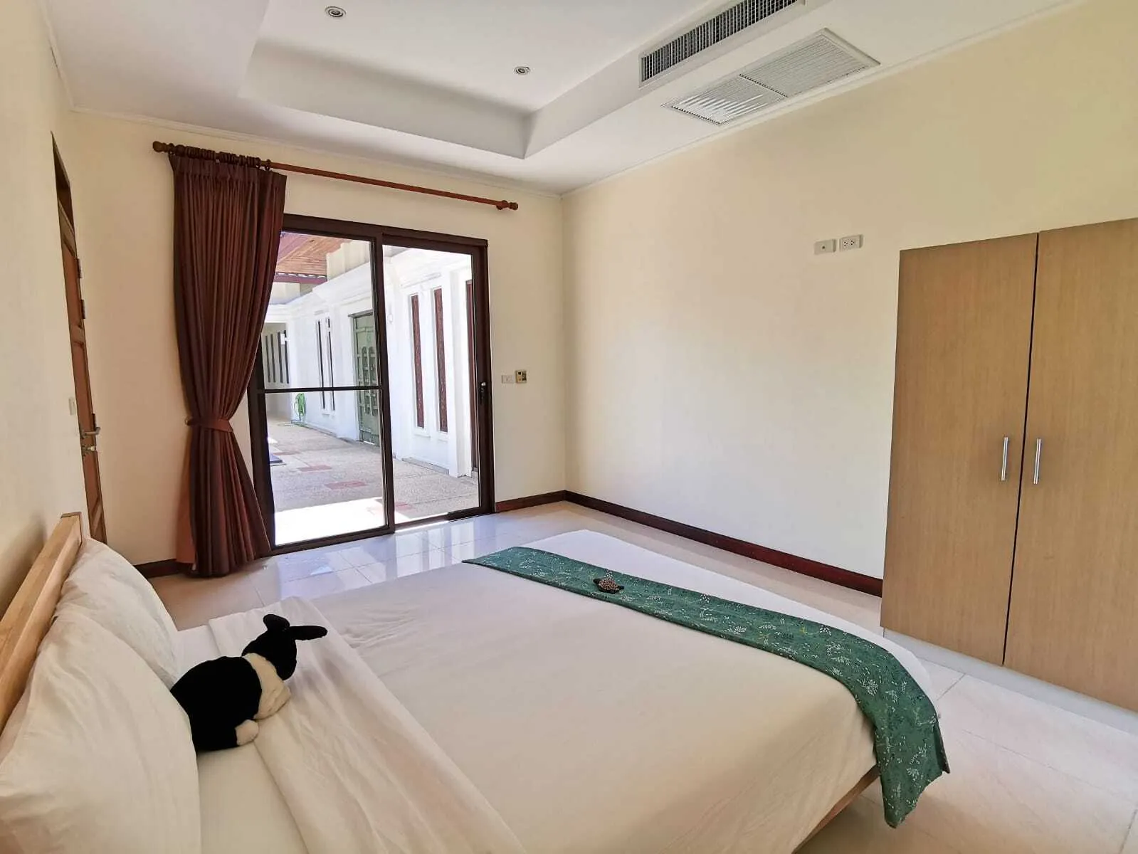 Spacious 7-Bedroom Villa with Private Pool and Large Garden in Thalang — Thumbnail 10