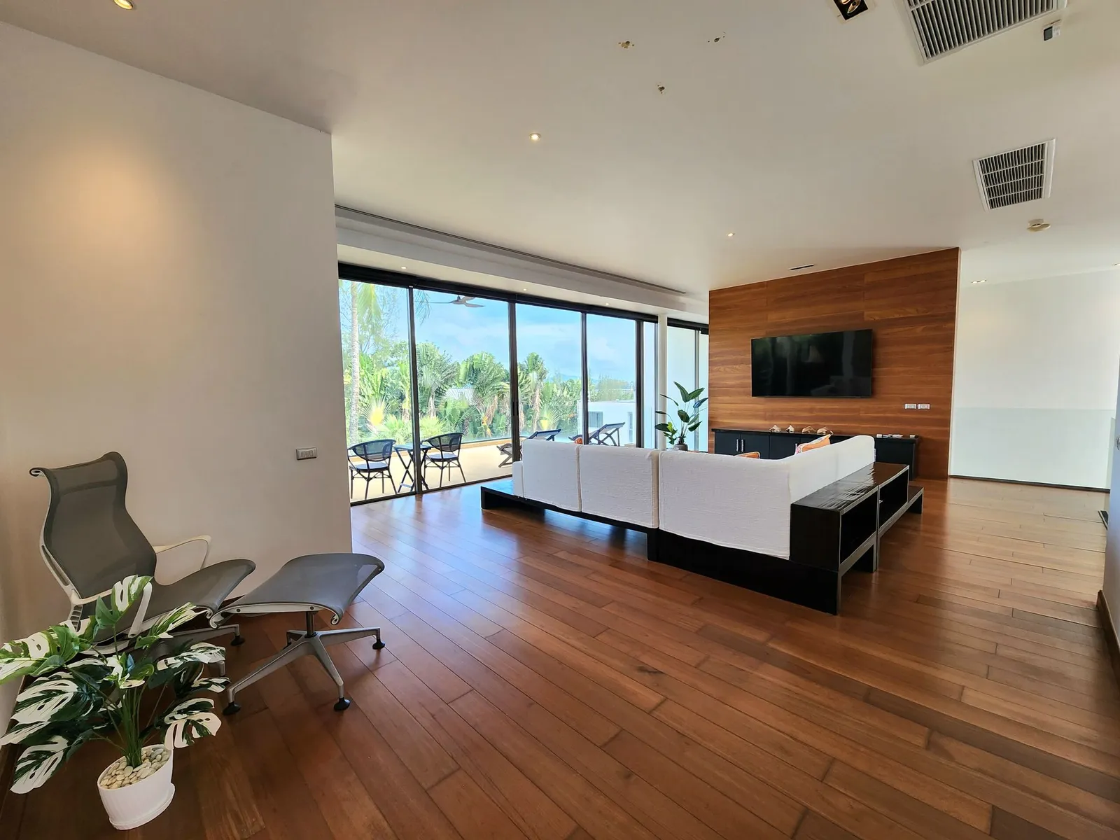 Luxury Fully Furnished Family Duplex Penthouse with Pool & Garden Views — Thumbnail 18