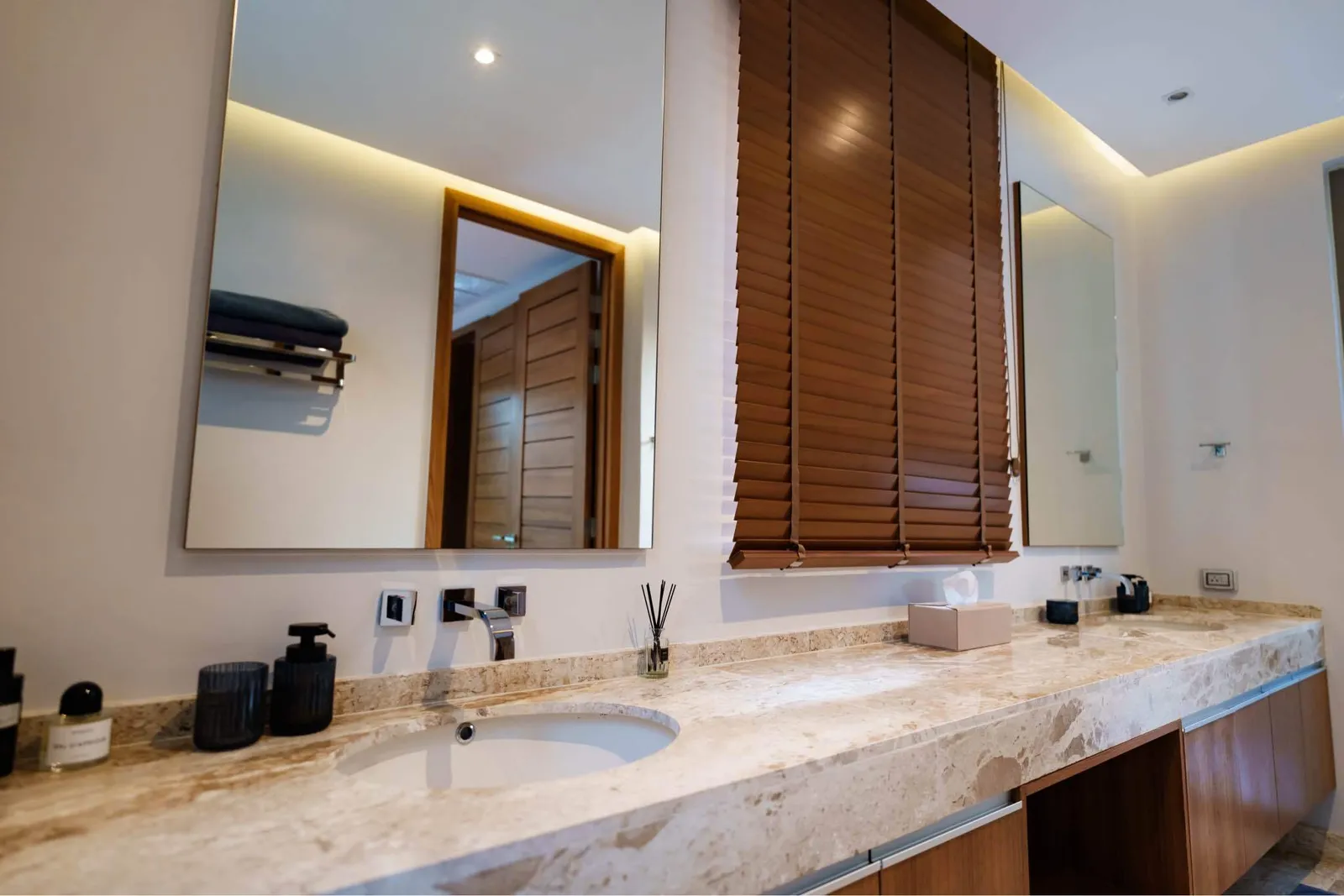 Luxury 5-Bedroom Botanica Lakeside Villa in Layan, Phuket – For Sale or Long-Term Rent — Thumbnail 2
