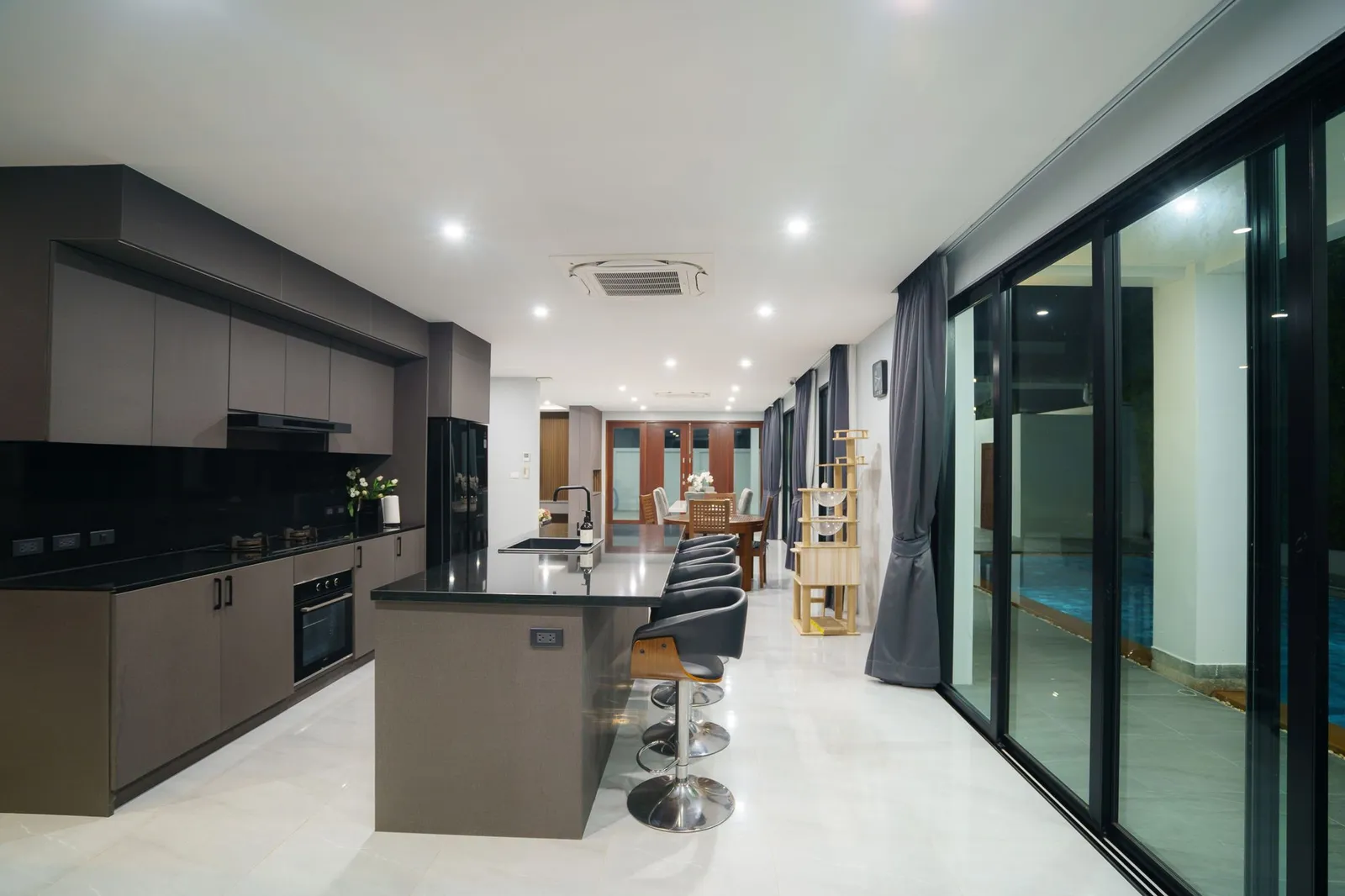 6-Bedroom Pool Villa for Sale in Surin Bangtao Phuket | SD14102501 — Thumbnail 3